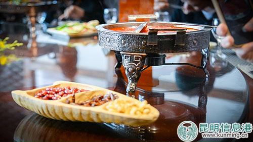 云南特色民俗菜肴炸虫子,外国友人吃了都说好吃。记者刘雄斌摄 云南特色民俗菜肴炸虫子,外国友人吃了都说好吃。记者刘雄斌摄