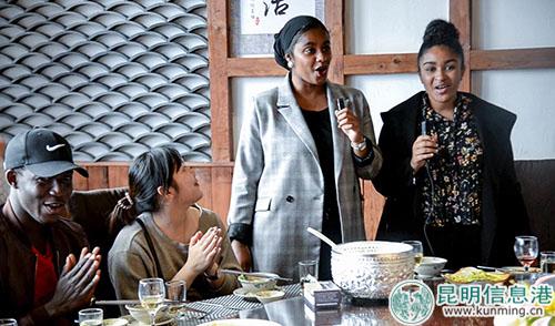 法国的贝贝和玛丽为大家献唱法文版两只老虎。记者刘雄斌摄 法国的贝贝和玛丽为大家献唱法文版两只老虎。记者刘雄斌摄