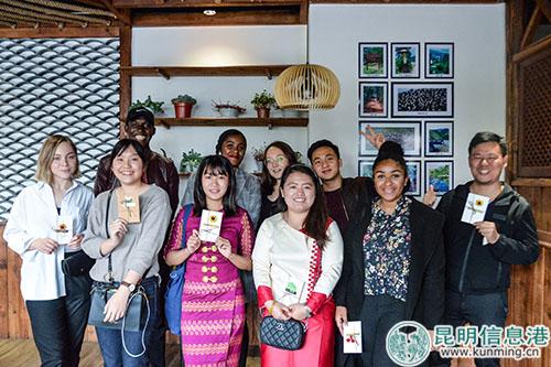 10位外国友人一起合影留念。记者刘雄斌摄 10位外国友人一起合影留念。记者刘雄斌摄